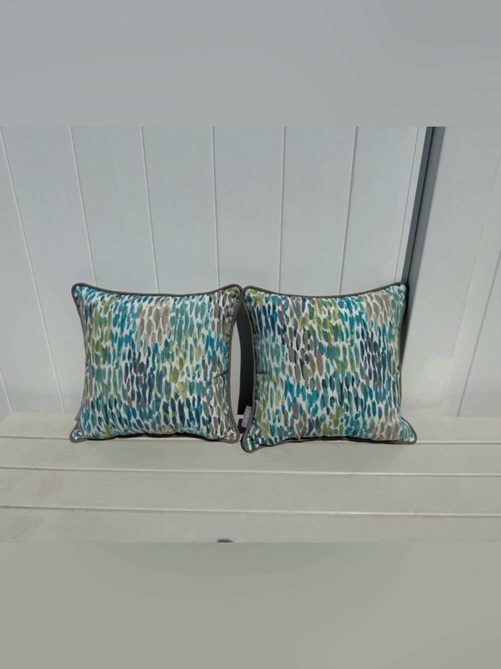 Pillow Perfect Indoor/Outdoor set of 8 cusions/pillows - Picture 7 of 10